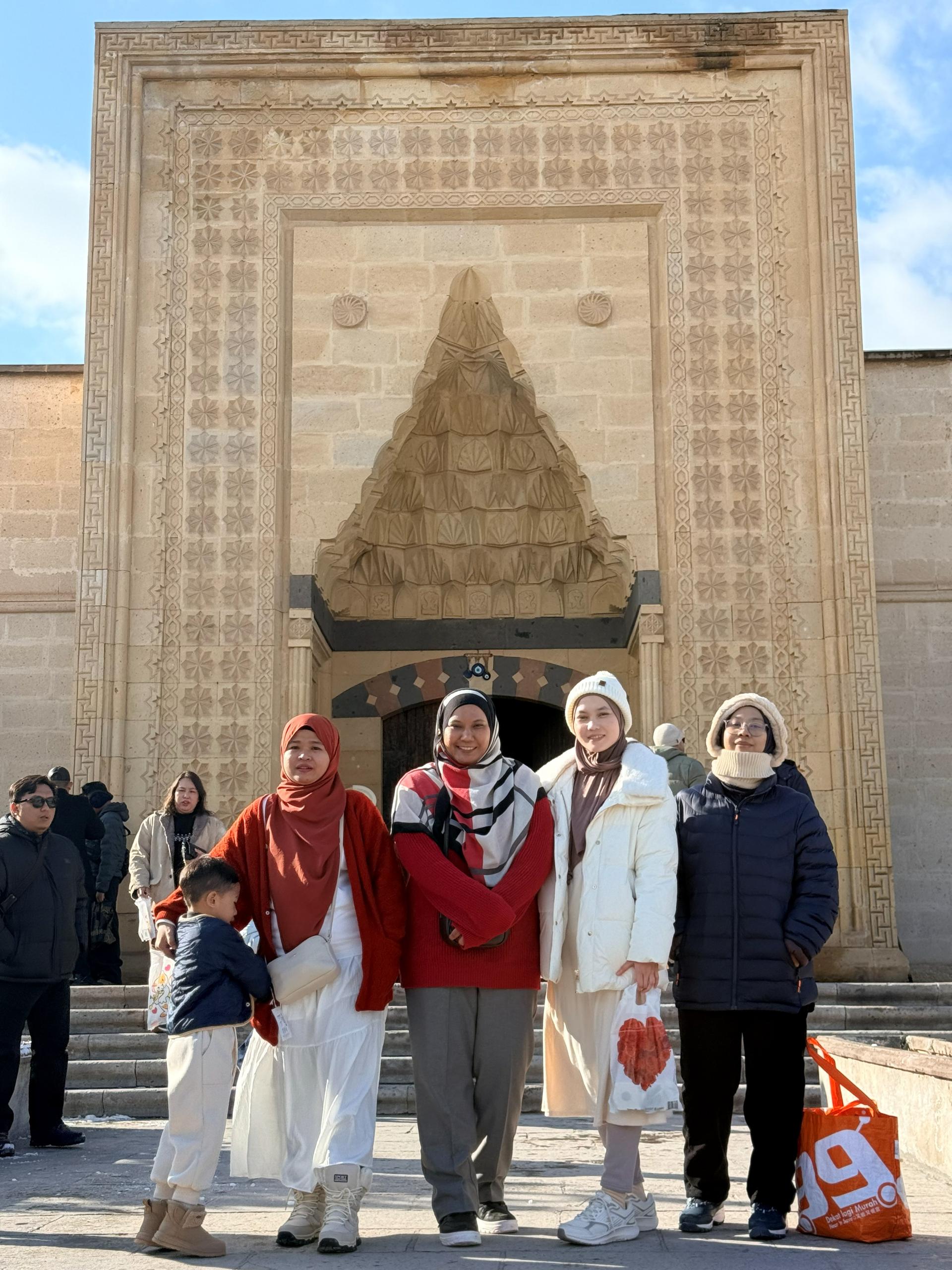 Gambar kenangan perjalanan pelanggan Ana Travel & Tours