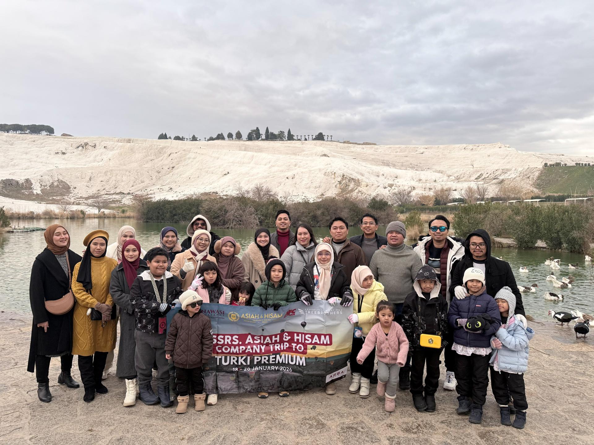 Gambar kenangan perjalanan pelanggan Ana Travel & Tours