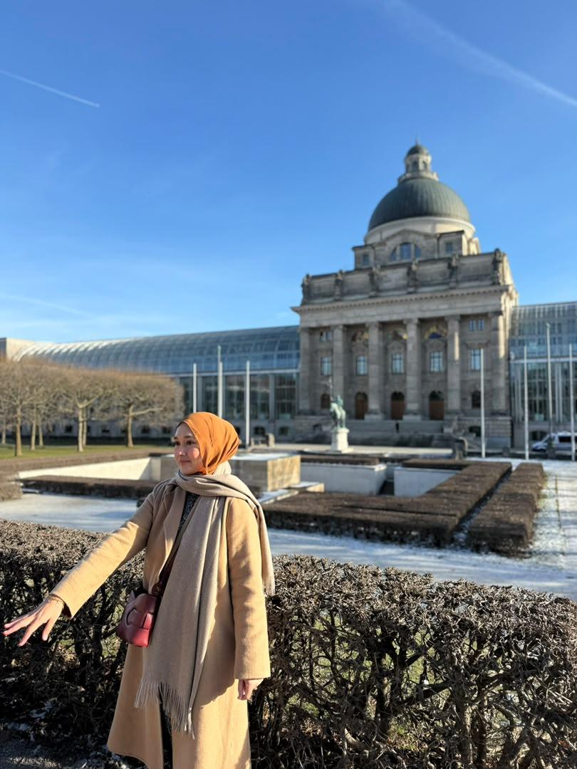 Gambar kenangan perjalanan pelanggan Ana Travel & Tours