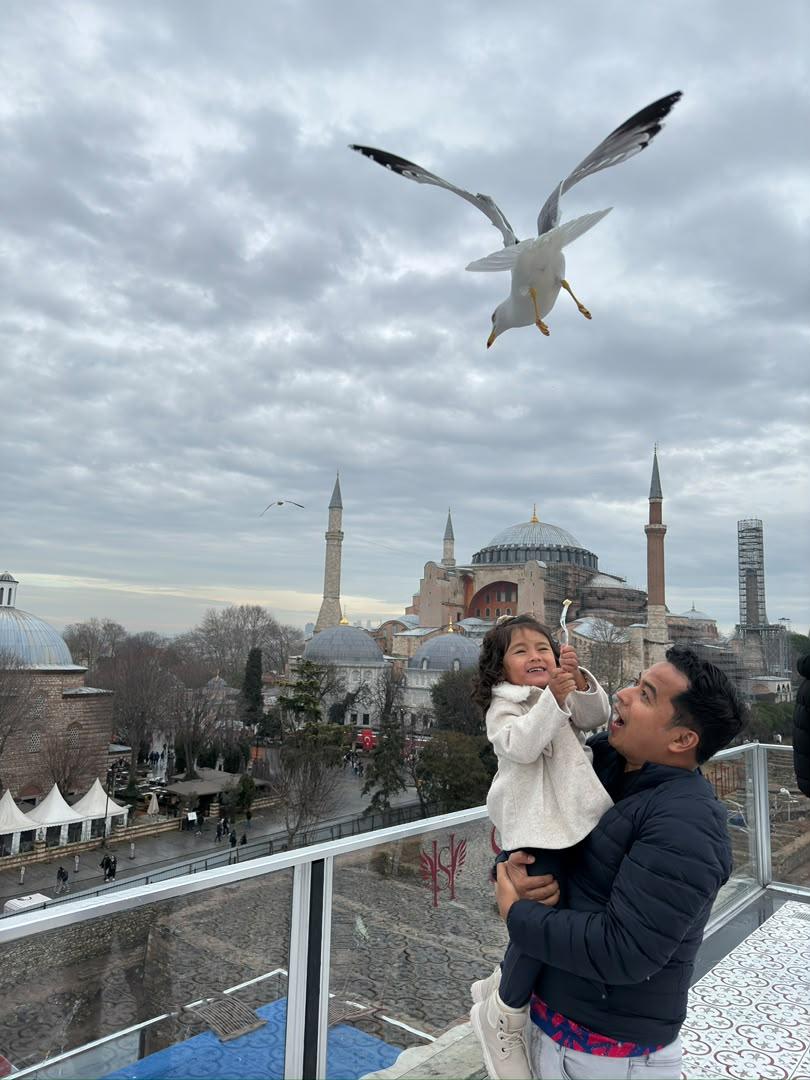 Gambar kenangan perjalanan pelanggan Ana Travel & Tours